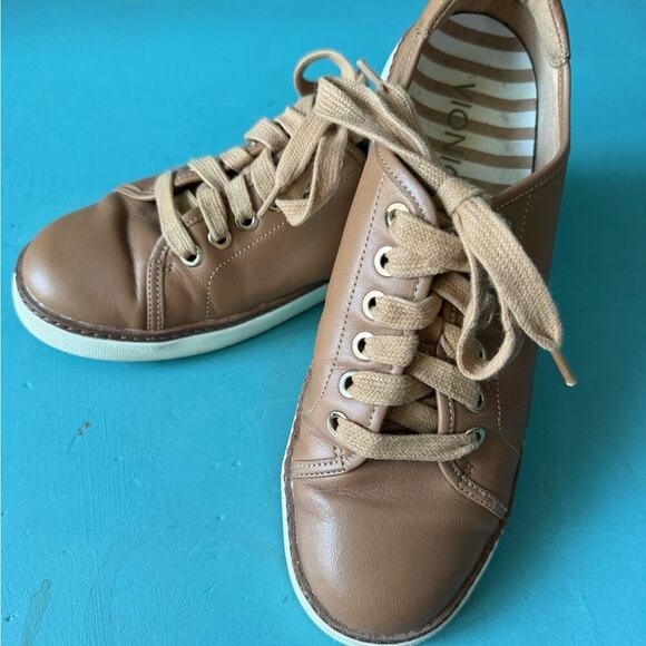 Leather Vionic Sneakers, size 6 womens - Picture 7 of 8